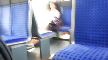 Blond tonåring porrfilm på nätet i blått fisknät har ett sensuellt kön