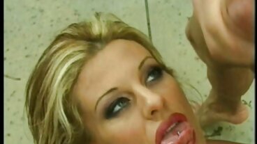 Blond MILF Magnifique visar upp en fantastisk kropp i poolen porr online free