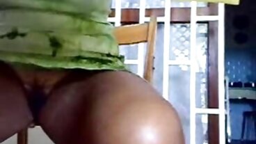 Deprimerad styvmamma behöver porrfilm online styvsonens avkopplande händer