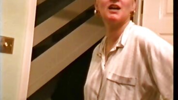 Blonda Roomies slår gratis porr online sig ihop för ATM Threesome