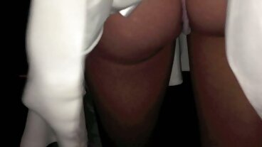 MYLF porrfilm på nätet gigantiska falska bröst avslöjade under städdagen