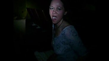 Vacker blondin i en sensuell gratis porr på nätet analscen