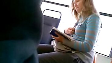 Teen mobbare tas om gratis erotik online hand av busty Mature